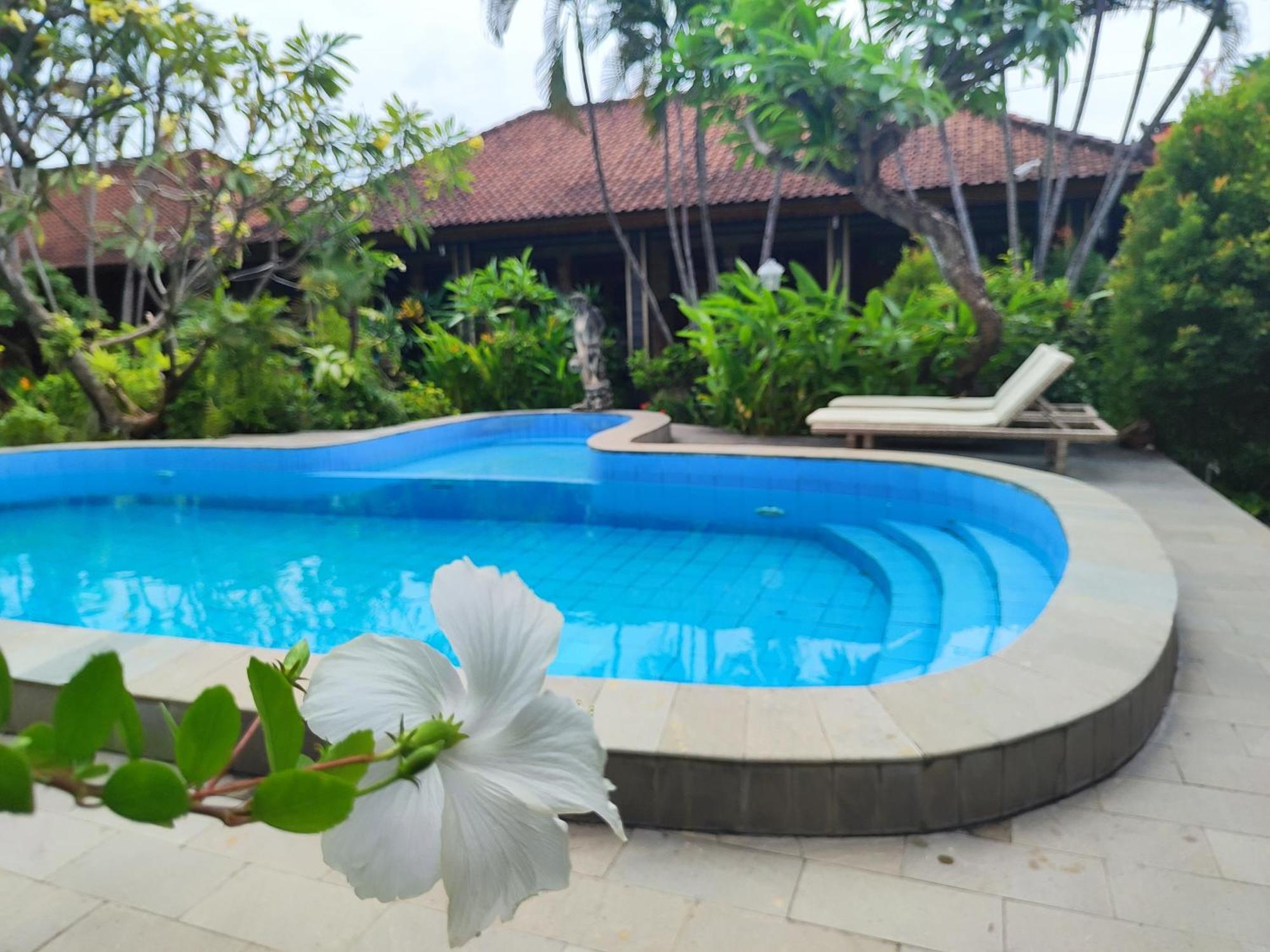 Adus Beach Inn Legian Eksteriør bilde